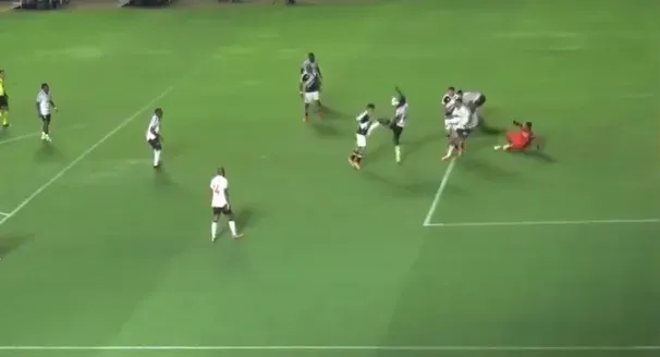 Reynaldo atinge Galdames dentro da área. Árbitro segue o lance e não houve revisão. foto: reprodução