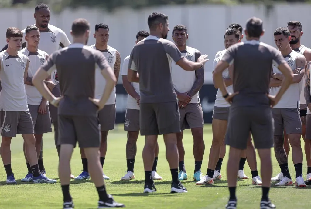 Augusto Melo e jogadores no CT. Foto: rodrigo coca/agência corinthians