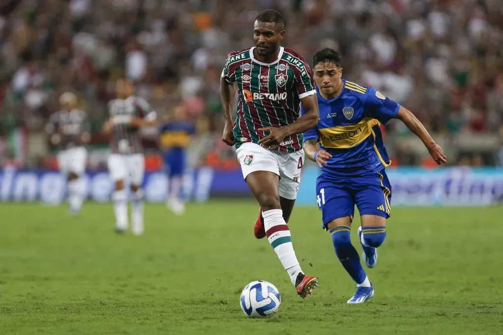 Luca Langoni contra Marlon Santos, do Fluminense. Photo by Ricardo Moreira/Getty Images)