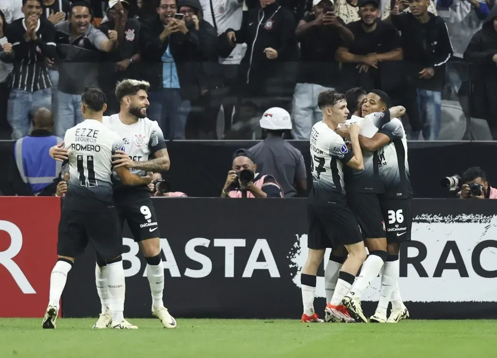 Jogadores do Corinthians celebrando o gol de Wesley. (Photo by Alexandre Schneider/Getty Images)