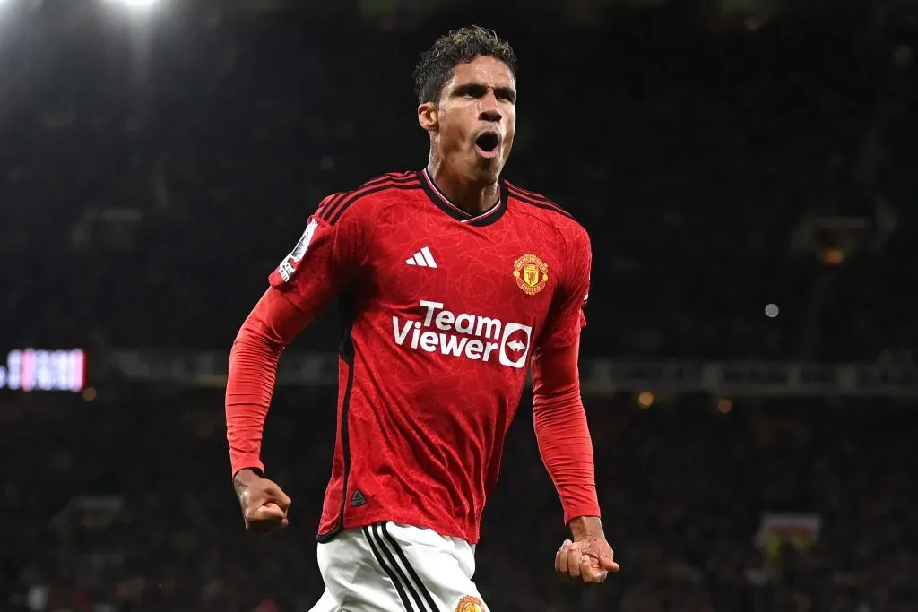 Raphael Varane, alvo do Chelsea, atuando com a camisa do United. Foto: Gareth Copley/Getty Images