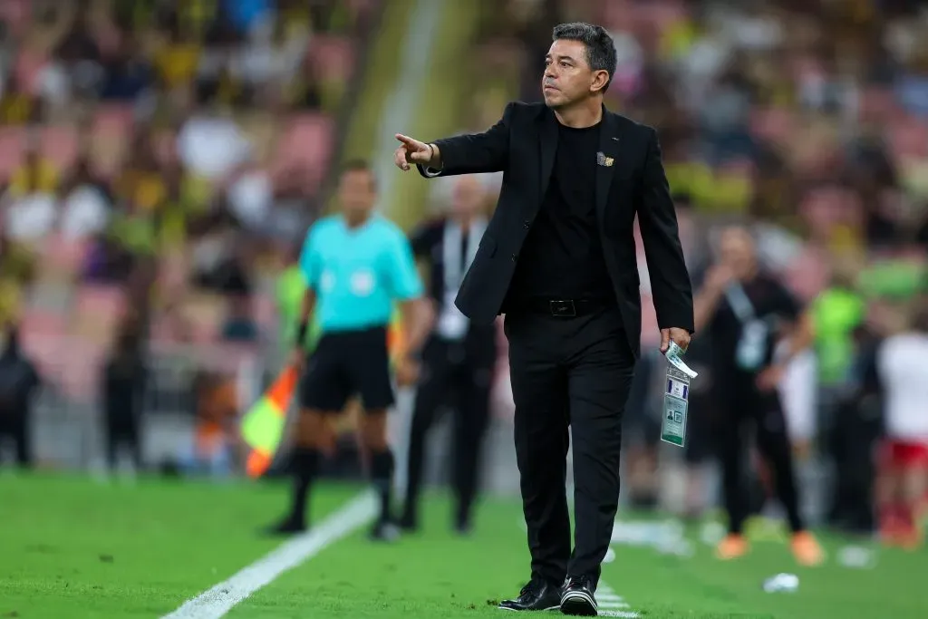 Marcelo Gallardo comandando o Al-Ittihad, na Arábia Saudita. Foto: Yasser Bakhsh/Getty Images.