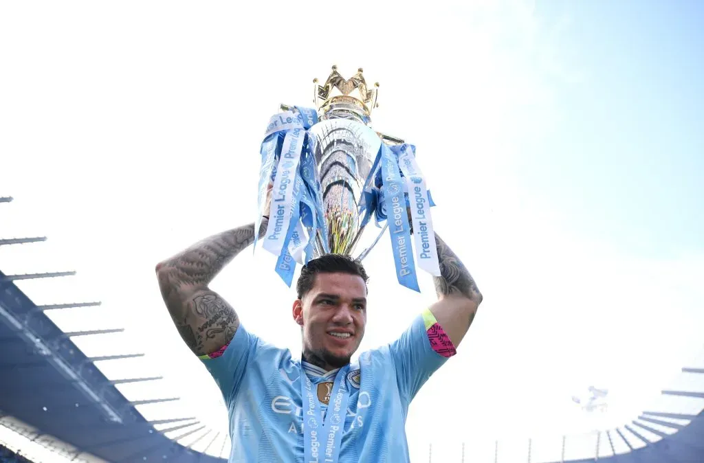 Ederson, goleiro do Manchester City pode deixar o clube e ir para o Mundo Árabe, segundo informações do jornalista Fabrizio Romano (Photo by Justin Setterfield/Getty Images)