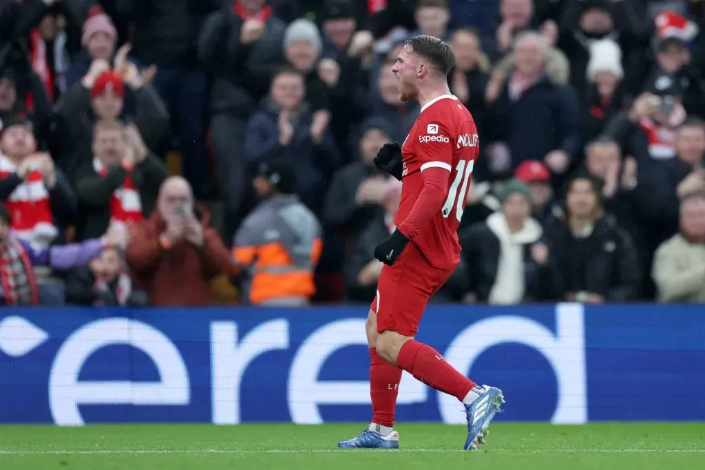 Mac Allister comemora seu gol pelo Liverpool contra o Fulham FC (Photo by Clive Brunskill/Getty Images)