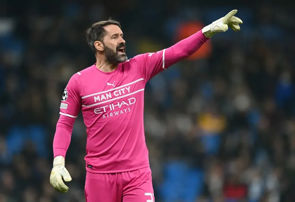 Scott Carson atuando contra o Sporting, pela Liga dos Campeões de 2021/22. Foto: Shaun Botterill/Getty Images.