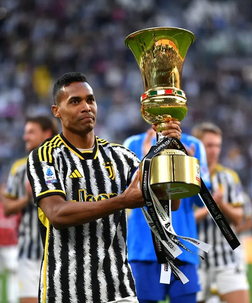 Alex Sandro se despediu da Juventus e foi homenageado pelo clube. (Photo by Valerio Pennicino/Getty Images)