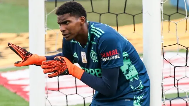 Mercado da bola Técnico pede, e grande clube da Serie A encaminha a contratação do goleiro Hugo Souza, do Flamengo