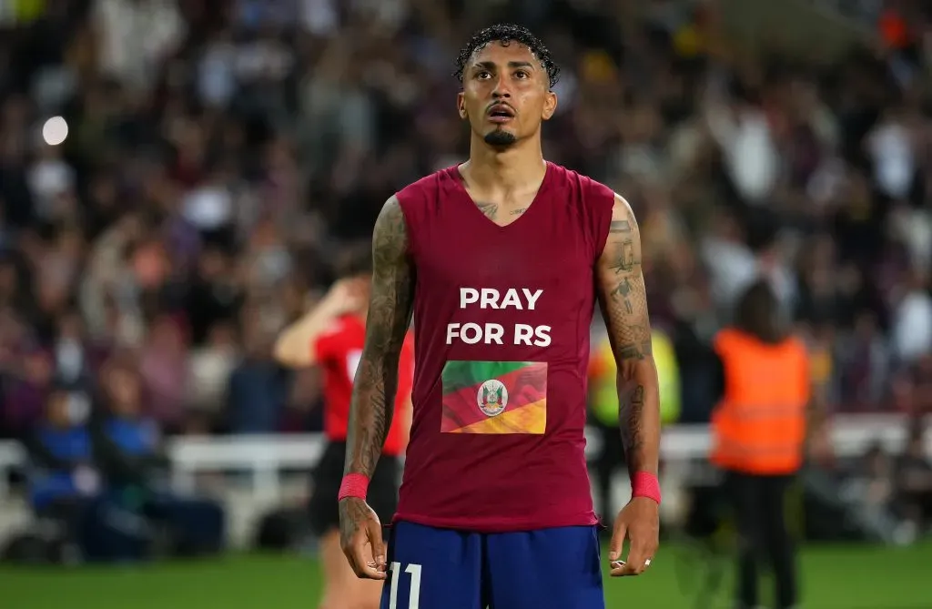 Raphinha com a camisa do Barcelona nesta temporada. (Foto: Alex Caparros/Getty Images)