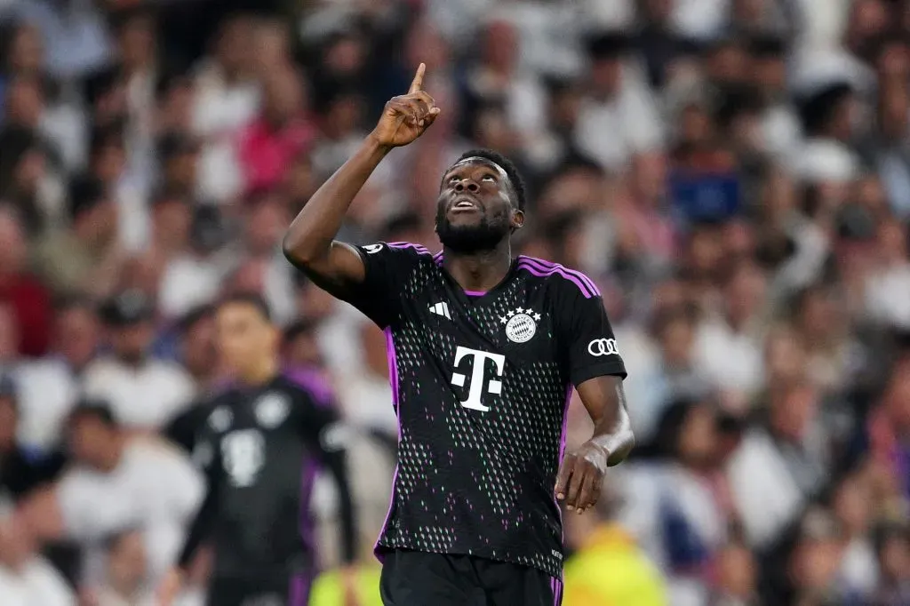 Alphonso Davies comemora gol marcado contra o Real Madrid. (Foto: David Ramos/Getty Images)