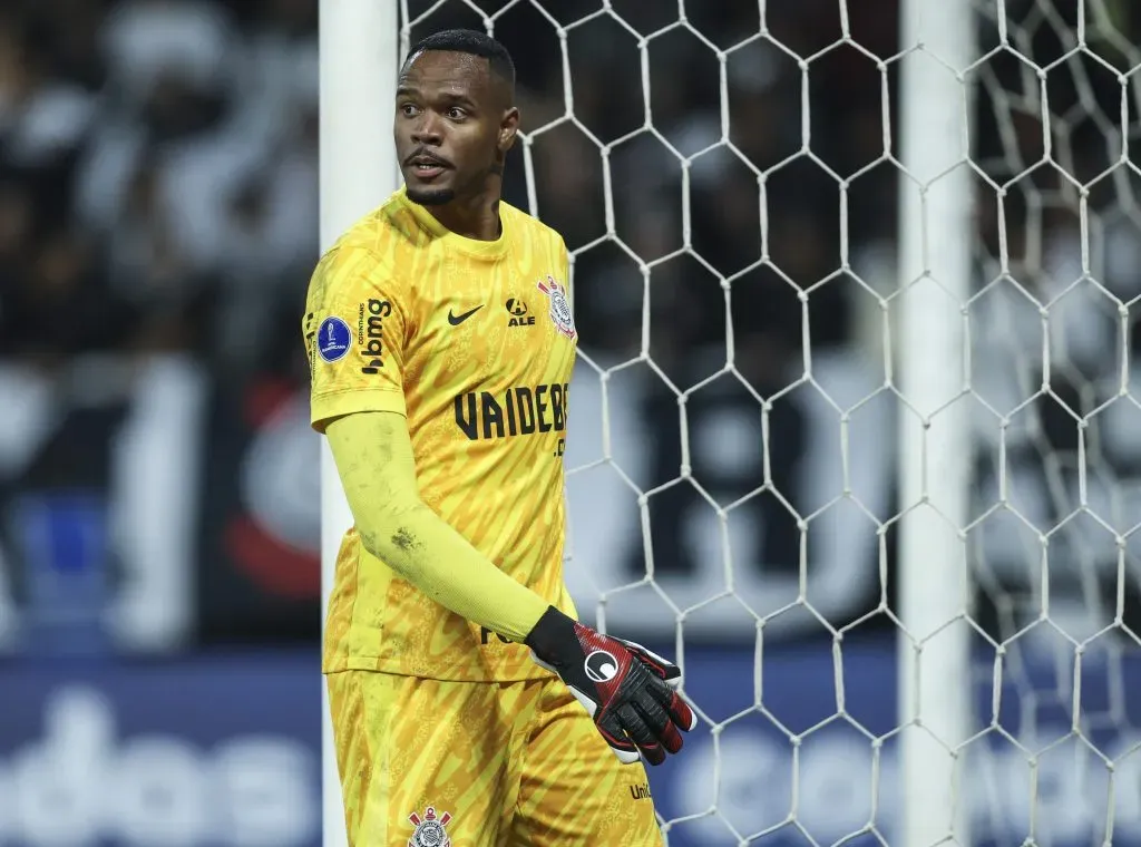 Carlos Miguel com a camisa do Corinthians. (Foto: Alexandre Schneider/Getty Images)