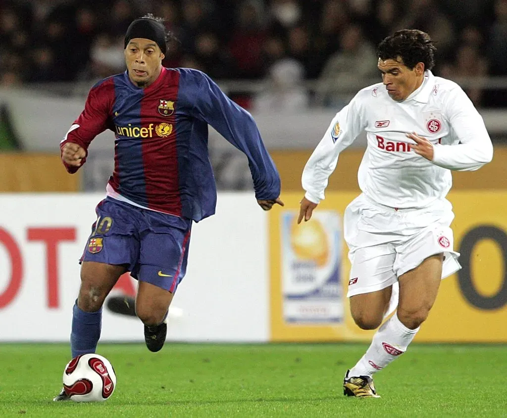 Ronaldinho disputando a final do Mundial de Clubes 2006, pelo Barcelona. (Foto: Junko Kimura/Getty Images)