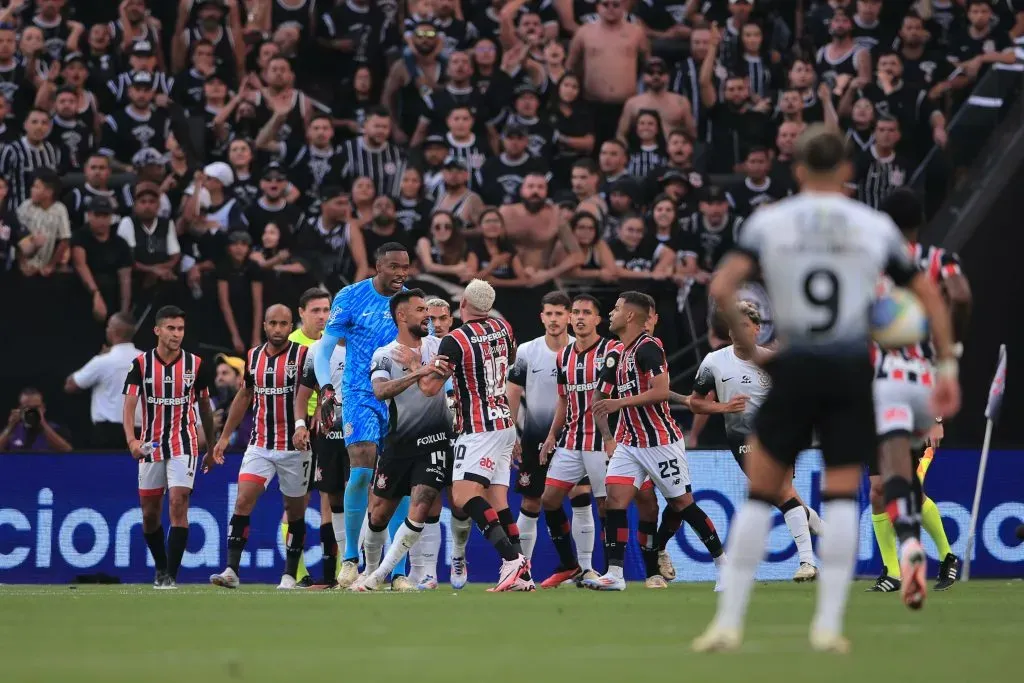 Momento em que Carlos Miguel e Luciano discutem. Foto: Ettore Chiereguini/AGIF