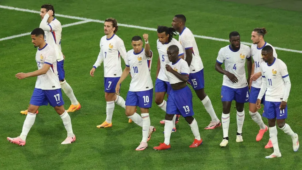 Jogadores da França comemoram o gol contra a áUSTRIA NA ESTREIA DA EUROCOPA 2024. (Photo by Lars Baron/Getty Images)