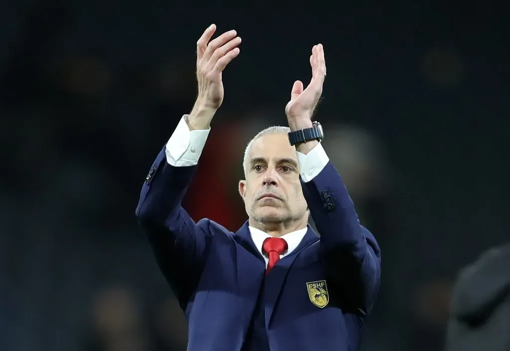 Sylvinho aplaude os torcedores da Albânia. (Foto: Linnea Rheborg/Getty Images)