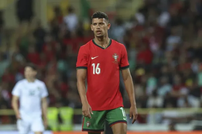 Matheus Nunes defedendo Portugal em amistoso realizado antes da Euro. (Foto: Carlos Rodrigues/Getty Images)