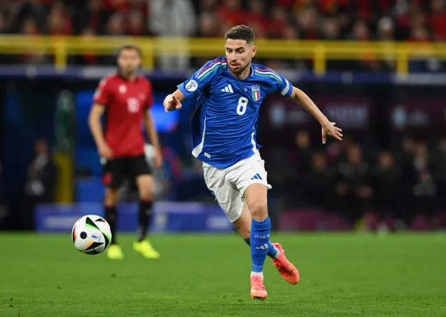 Jorginho com as cores da Itália na estreia da Eurocopa 2024. (Foto: Claudio Villa/Getty Images for FIGC)