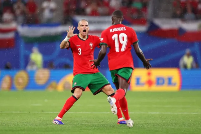 Pepe comemora o gol de empate de Portugal na estreia da Eurocopa 2024. (Foto: Alex Livesey/Getty Images)