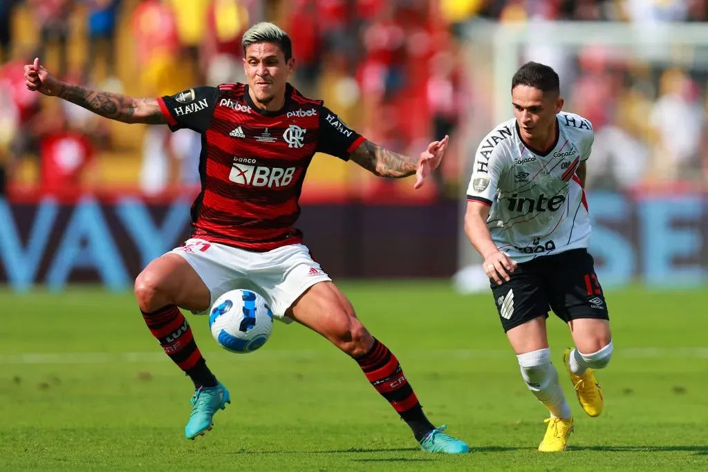 Khellven enfrentando o Flamengo na decisão da Libertadores de 2022. (Foto: Buda Mendes/Getty Images)
