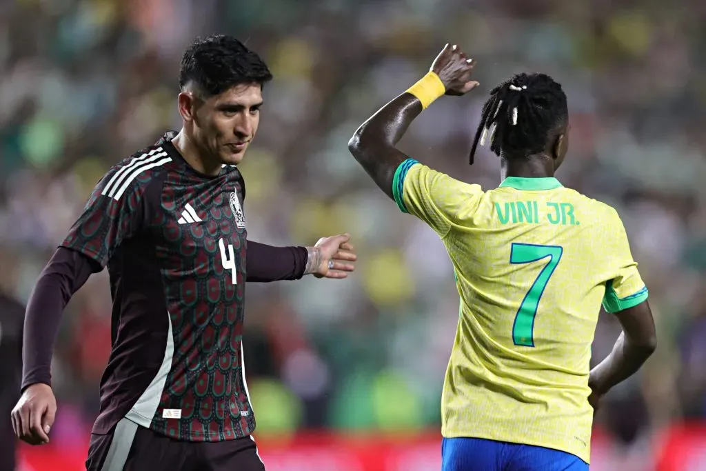 Edson Álvarez,alvo do Manchester United, em amistoso internacional pelo México ao lado de Vini Jr (Photo by Omar Vega/Getty Images)