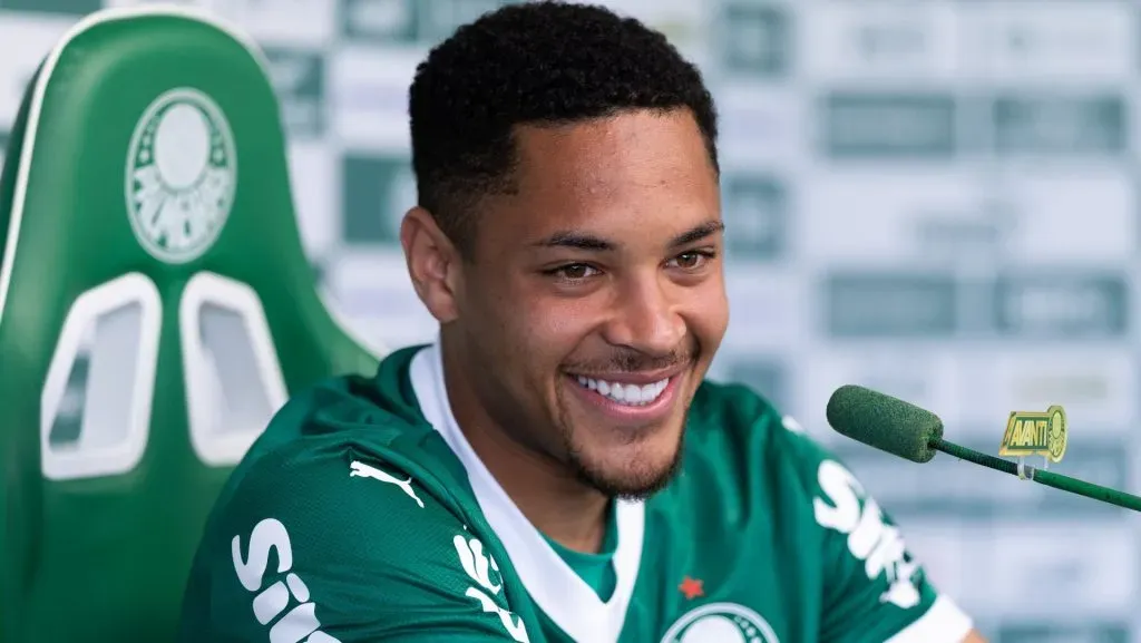 Vitor Roque em entrevista coletiva pelo Palmeiras . Foto: Ettore Chiereguini/AGIF