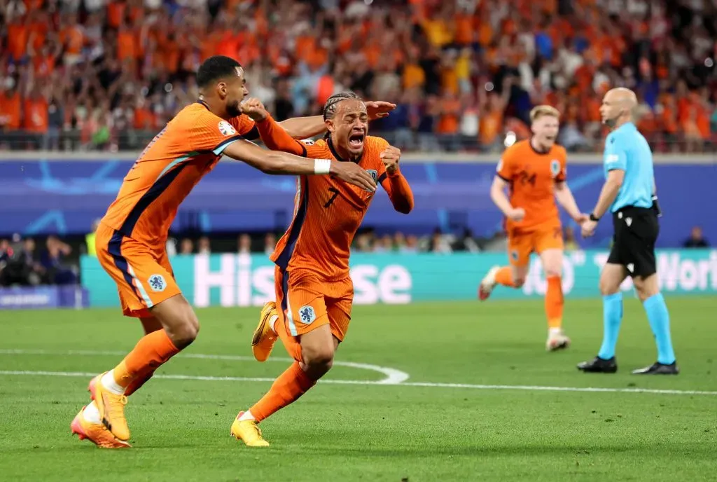 Xavi Simons chegou a desempatar a partida, mas teve seu gol anulado. (Photo by Carl Recine/Getty Images)