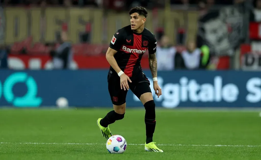 Piero Hincapie atuando pelo Bayer Leverkusen. (Photo by Lars Baron/Getty Images)
