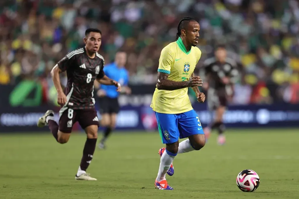 Eder Militão atuando contra o México durante os minutos finais. (Photo by Omar Vega/Getty Images)