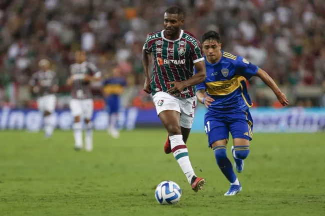 Luca Langoni em ação contra o Fluminense. (Photo by Ricardo Moreira/Getty Images)