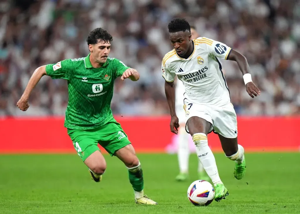 Vinicius Junior sendo marcado por Johnny Cardoso. (Photo by Angel Martinez/Getty Images)