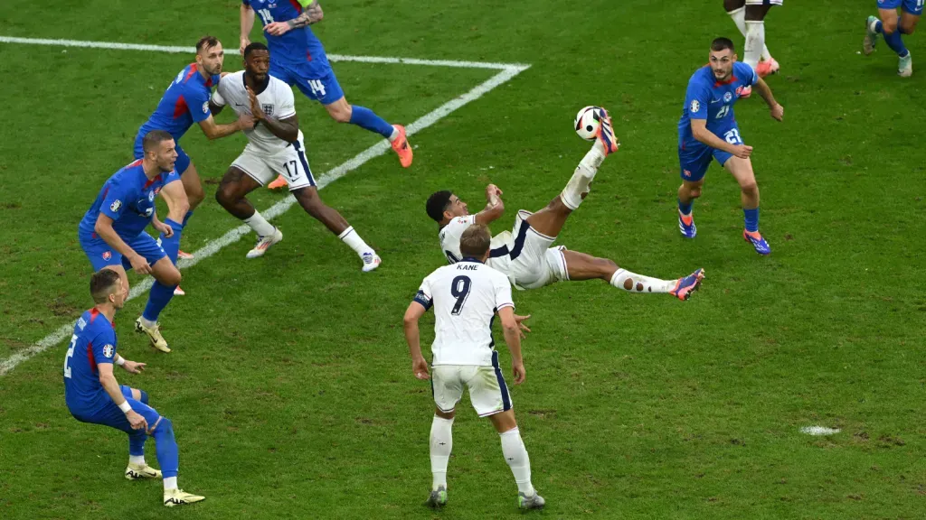 Gol de bicicleta do Bellingham levou a partida para a prorrogação (Photo by Shaun Botterill/Getty Images)