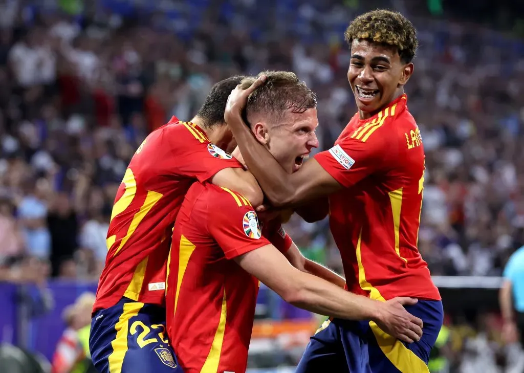Dani Olmo e Yamal comemoram gol da Espanha na Eurocopa 2024. (Photo by Alex Livesey/Getty Images)