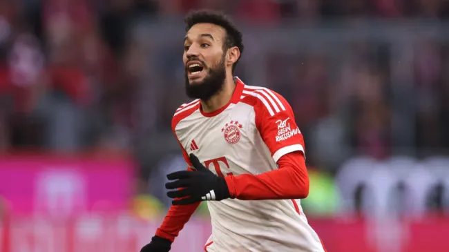 Noussair Mazraoui em ação pelo Bayern de Munique. (Foto: Alexander Hassenstein/Getty Images)