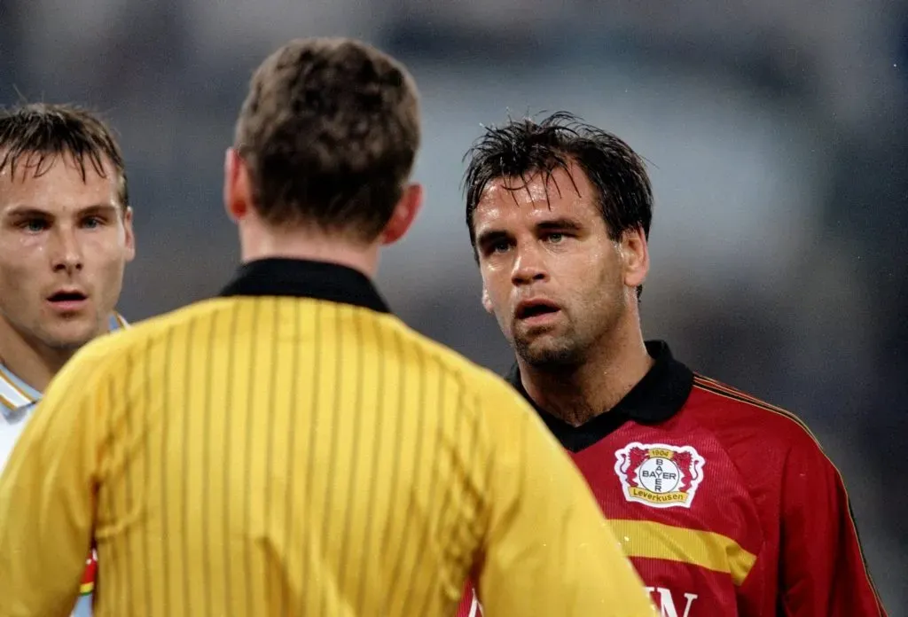 Ulf Kirsten em jogo da UEFA Champions League em 1999. Credit: Clive Brunskill /Allsport