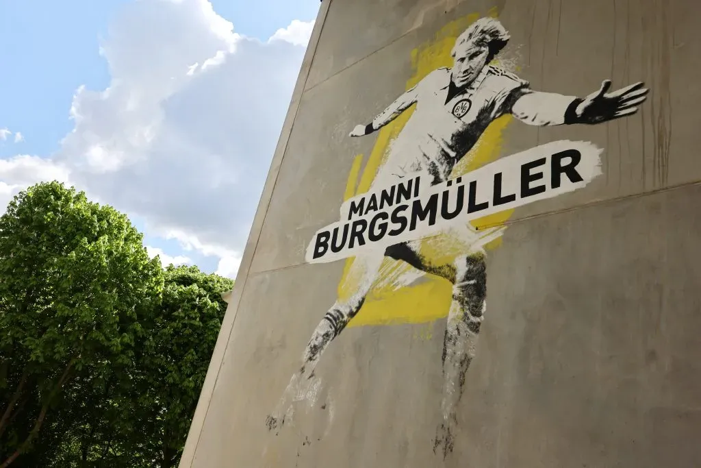 Homenagem para Manni Burgsmuller em mural do Borussia Dortmund. (Photo by Christof Koepsel/Getty Images)