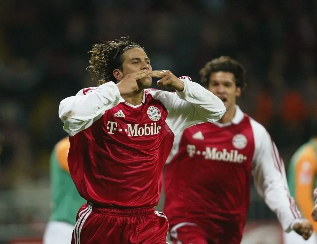 Claudio Pizarro com a camisa do Bayern em 2003. (Photo by Stuart Franklin/Getty Images)