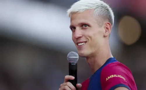 Dani Olmo foi apresentado já nesta segunda (12) em jogo amistoso. (Photo by Eric Alonso/Getty Images)