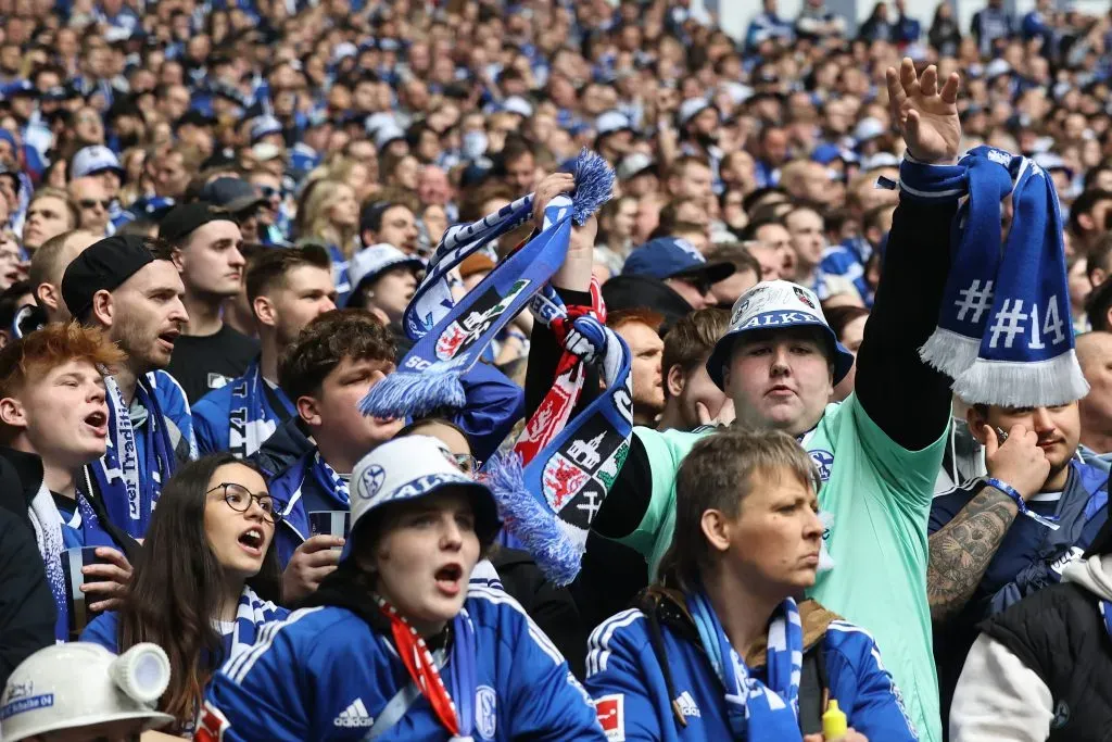 Torcida do Schalke durante a 2ª divisão da Bundesliga. (Photo by Christof Koepsel/Getty Images)