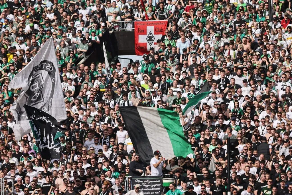 Torcedores do Moenchengladbach na Bundesliga. (Photo by Christof Koepsel/Getty Images) (Photo by Christof Koepsel/Getty Images)