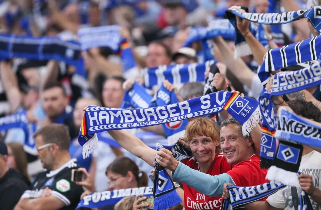 Torcida do Hamburgo segue acompanhadno o time na 2ª divisão da Bundesliga. (Photo by Selim Sudheimer/Getty Images)