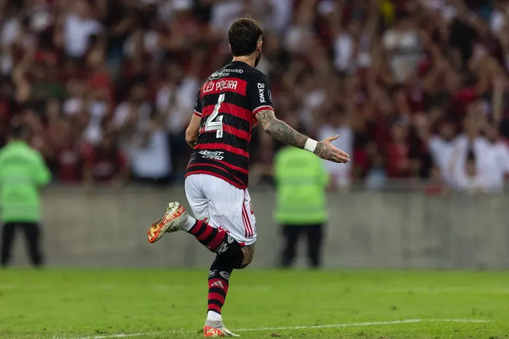 Léo Pereira está fora do duelo contra o Corinthians. Foto: IMAGO / TheNews2
