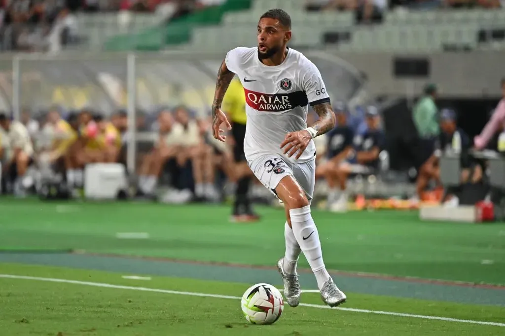 Layvin Kurzawa em ação pelo PSG. (Photo by Kenta Harada/Getty Images)