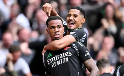 Gabriel Magalhães e William Saliba em ação pelo Arsenal. (Photo by Justin Setterfield/Getty Images)