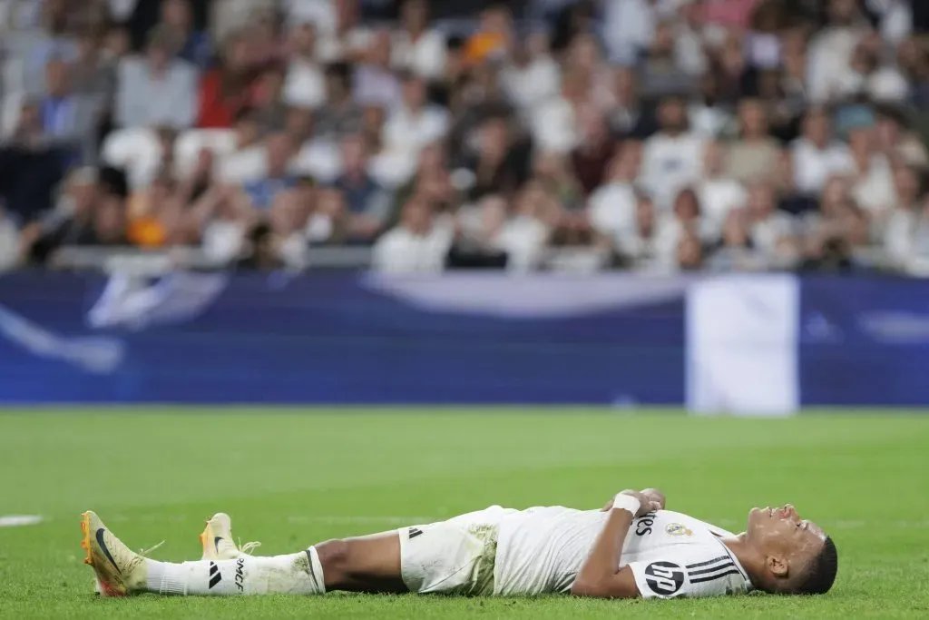 Mbappé caído no gramado durante Real Madrid x Alavés. Foto: IMAGO / SOPA