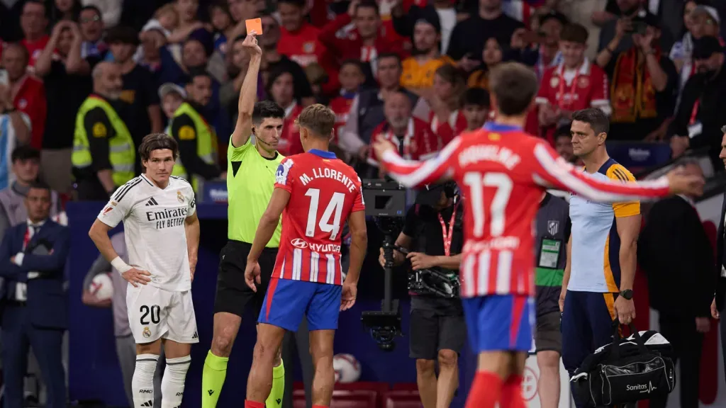 Momento em que Marcos Llorente recebeu o cartão vermelho (IMAGO / DeFodi)