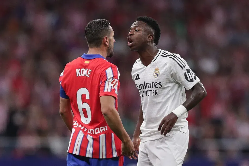 Vini Jr discute com Koke . (Photo by Gonzalo Arroyo Moreno/Getty Images)