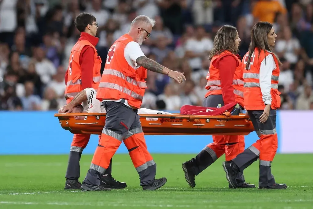 Carvajal sai do campo de maca. Foto: Gonzalo Arroyo Moreno/Getty Images