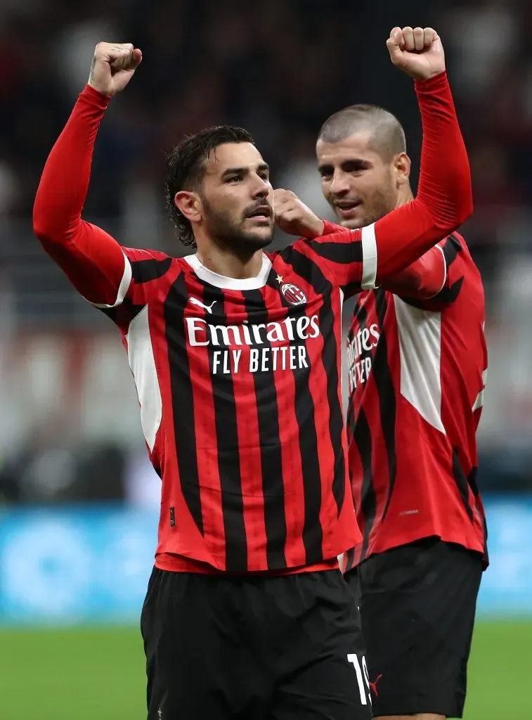 Theo Hernandez comemora pelo Milan. Jogador é alvo do Manchester City, que está disposto a oferecer 70 milhões de euros, segundo portal