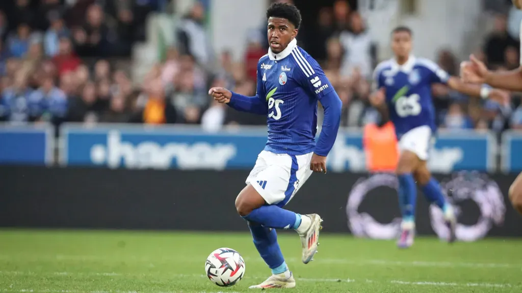 Andrey Santos em partida pelo Strasbourg (Foto: IMAGO / PanoramiC)