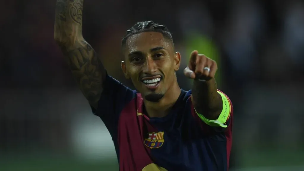 Raphinha brilha com três gols na vitória do Barcelona sobre o Bayern de Munique. (Foto: IMAGO / Sergio Ros)
