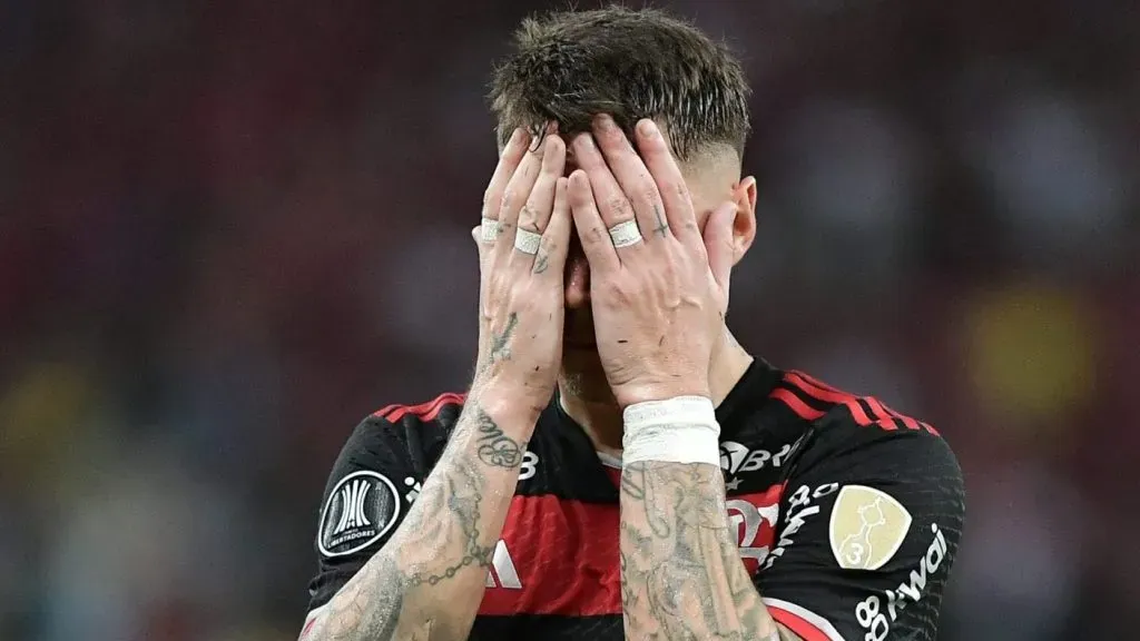 Varela, jogador do Flamengo, é flagrado em confusão. Foto: Thiago Ribeiro/AGIF